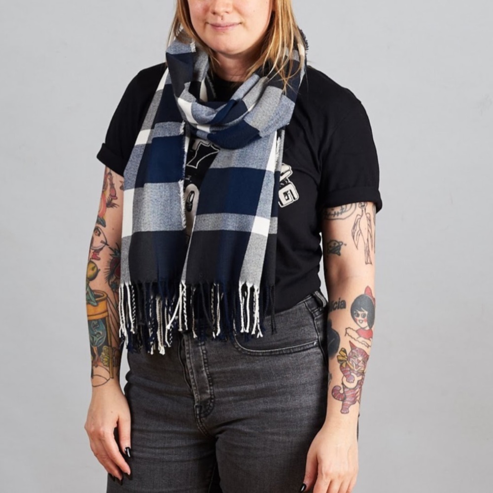 Plush ultra soft plaid scarf - Picture 2 of 7